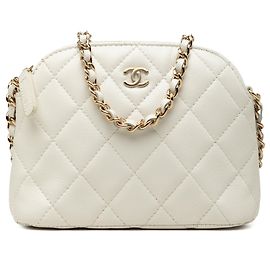 Borsa a tracolla Chanel Mini CC Quilted Caviar Dome Clutch bianca con catena