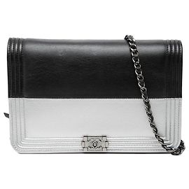 Chanel Boy Wallet On Chain Crossbody Bag aus bicolor Kalbs- und Ziegenleder in Schwarz