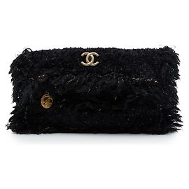 Chanel Paris Cosmopolite Tweed Fringe Clutch in Schwarz