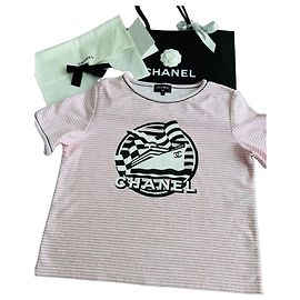 Camiseta Chanel a rayas rosa y blanco con logotipo