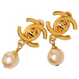Orecchini a clip Chanel CC bianchi placcati oro con perle sintetiche e chiusura turn lock