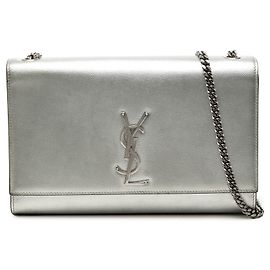 Borsa Crossbody Saint Laurent Kate Medium in Pelle Grain De Poudre Metallizzata Argento con Monogramma