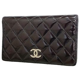 Cartera larga Chanel Matelassé de piel charol brillante