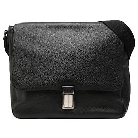 Bolso bandolera con solapa Prada en piel Vitello Phenix negro