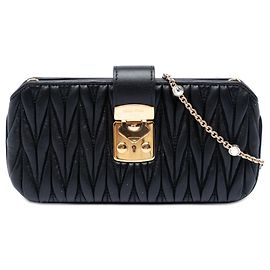Clutch con catena Miu Miu in nappa matelassé nera con cristalli