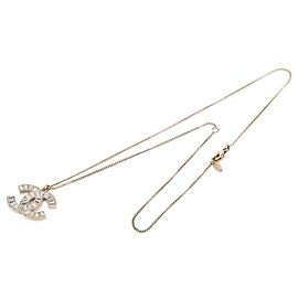 Colar com pingente Chanel Gold CC em latão e strass