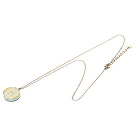 Collana Chanel Gold CC con pendente rotondo in resina a righe, strass e placcato oro