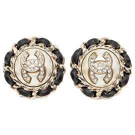 Orecchini a clip rotondi Chanel Gold CC placcati oro in pelle intrecciata, strass e perle finte