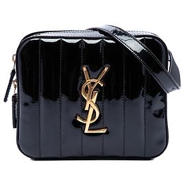 Borsa cintura Saint Laurent Vicky in vernice matelassé nera con monogramma