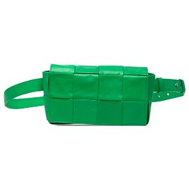 Bottega Veneta Mini Cassette Gürteltasche aus Paper-Kalbsleder Intrecciato grün