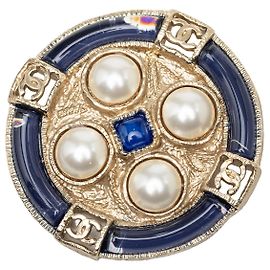 Spilla rotonda Chanel Gold CC in resina placcata oro e perle sintetiche