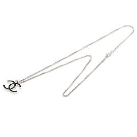 Collana Chanel Logo CC in smalto e ottone argentato