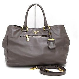 Prada Borsa Tote e a tracolla in pelle di vitello morbida grigia con logo dorato