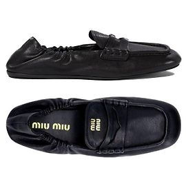 Miu Miu Mocassini in pelle Napa Lush con logo dorato Nero EFX