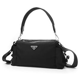 Prada Entdecken Sie die Tasche aus Re-Nylon und Leder