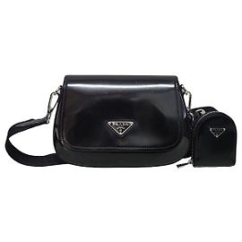 Prada Schulter- und Crossbody-Tasche mit Klappe aus schwarzem gebürstetem Leder