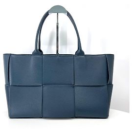 Saco Tote Arco Medium Bottega Veneta Azul Couro