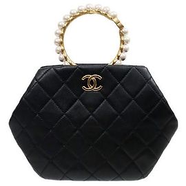 Chanel Bolso pouch de cuero negro con asa de perlas