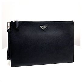 Prada Clutch con tracolla in Saffiano con logo triangolare Nero