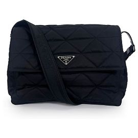 Prada Borsa a tracolla trapuntata in Re-Nylon con impunture Borsa a spalla Nera