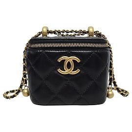 Chanel Beauty case piccolo in pelle nera e oro con catena