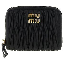 Miu Miu Monedero acolchado con logotipo dorado Negro AFPP