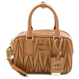 Miu Miu Gesteppte Leder-Tote- und Crossbody-Tasche Caramel