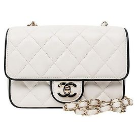 Chanel Borsa a tracolla matelassé bianca con catena