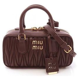 Miu Miu Saco Tote Crossbody Matelassé com Logótipo Dourado Burgundy
