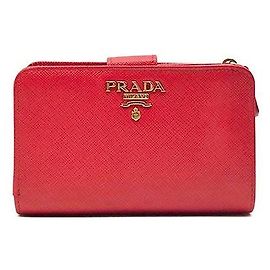 Prada Cartera compacta de piel Saffiano con detalles metálicos