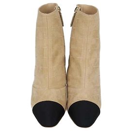 Botines de puntera cerrada acolchadas y tachonadas Chanel Beige, Black Suede