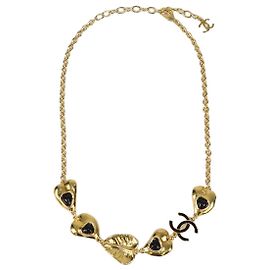 Collana Chanel in metallo dorato e resina nera con cuori e logo CC