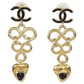 Brincos de gota Chanel em metal dourado, resina preta, corações e logo CC