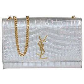 Borsa a spalla Medium Kate in pelle embossed effetto coccodrillo argento Saint Laurent