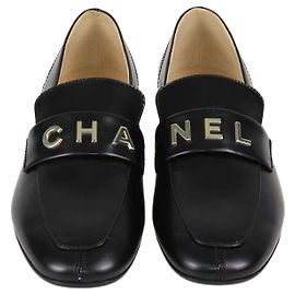 Chanel Loafer aus schwarzem Lackleder mit Logo