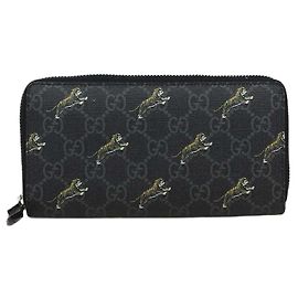 Portafoglio con zip Gucci in tela GG Supreme nera con stampa tigre