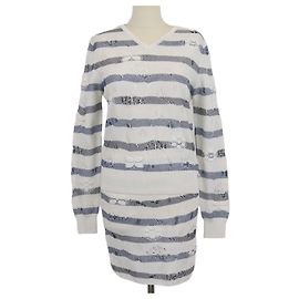 Chanel White/Blue Set aus Viskose-Mischgewebe mit gestreiftem Crochet-Effekt, bestehend aus Pullover und Minirock