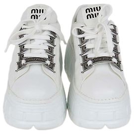 Sneakers basse con platform in pelle bianca Miu Miu