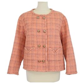 Giacca Chanel in tweed pesca con dettagli bottoni CC