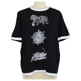 Chanel T-Shirt aus Baumwolle mit Grafikprint in Schwarz/Weiß und Schulterknöpfen