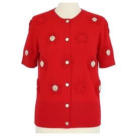Cardigan a maniche corte Chanel rosso in cashmere con ciondolo a forma di leone