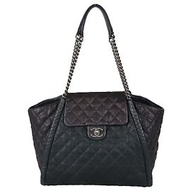 Borsa a tracolla Chanel in pelle matelassé nera con patta CC e borchie