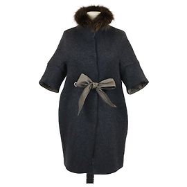 Abrigo cinturizado Brunello Cucinelli de cashmere gris oscuro con cuello de zorro desmontable