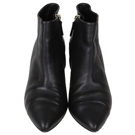 Stivaletti Chanel in pelle nera con punta CC