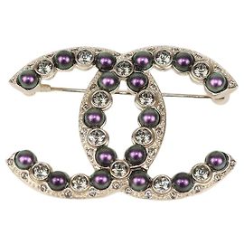 Broche épingle Chanel en métal ton or pâle, CC, fausses perles et cristaux