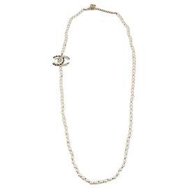Chanel CC lange Halskette aus goldfarbenem Metall, Strass, Imitationsperlen und Lambskin