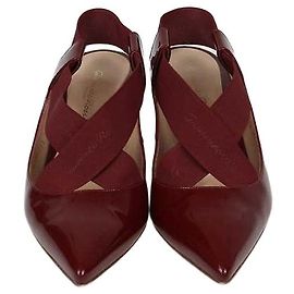 Décolleté Gianvito Rossi in pelle verniciata rosso scuro con cinturini elastici incrociati e punta a punta