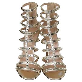 Sandali con tacco Rockstud Caged in pelle dorata Valentino