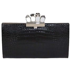 Clutch Alexander McQueen de piel grabada efecto cocodrilo negro con detalles de calavera