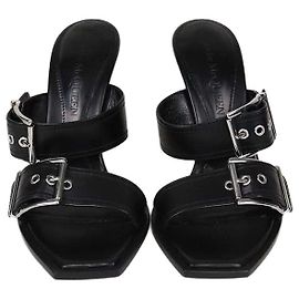 Alexander McQueen Absatzsandalen aus schwarzem Leder mit Doppelschnalle